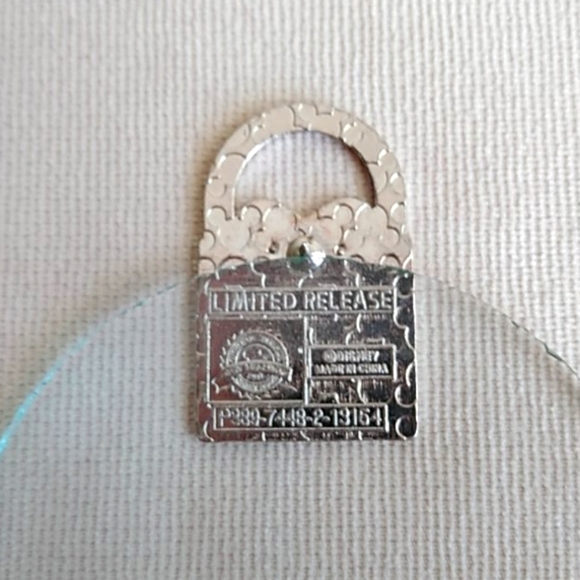 DISNEY LIMITED RELEASE MINNIE LOCK PIN - Picture 5 of 5